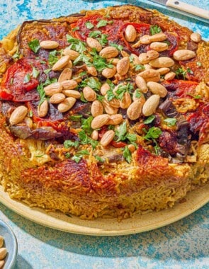 The maqluba on a platter next to a serving spoon.